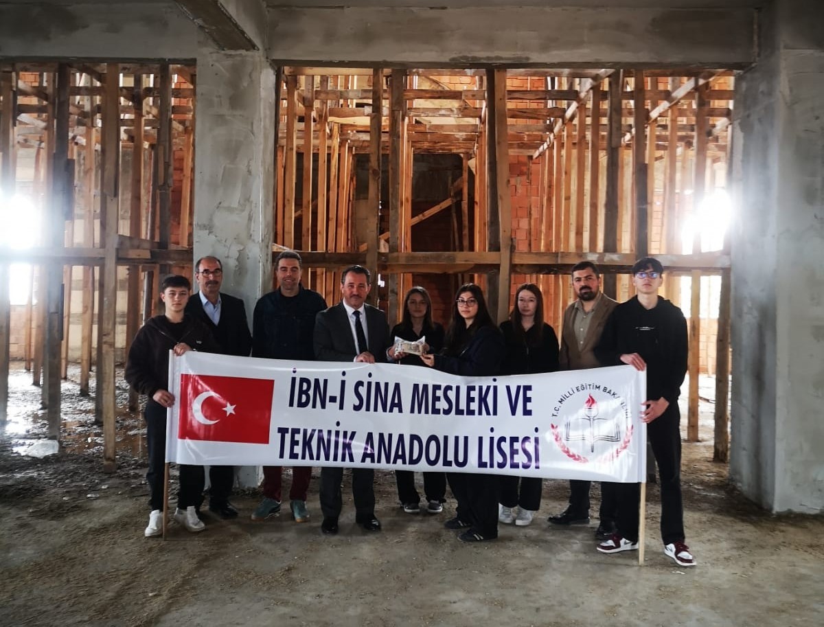 Bilecik’te öğrenciler harçlıklarını Kuba Camii inşaatına bağışladı
