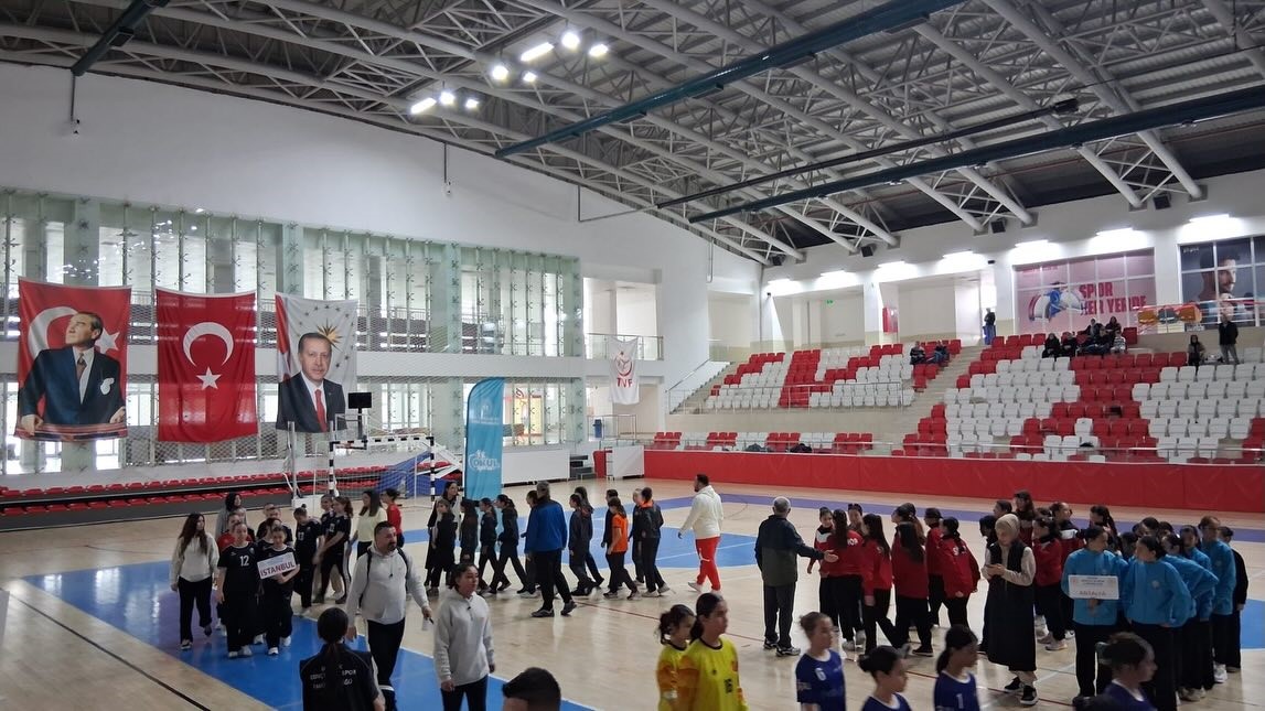 Bilecik’te Okul Sporları Hentbol Küçük Kızlar Yarı Final Grup Müsabakaları başladı
