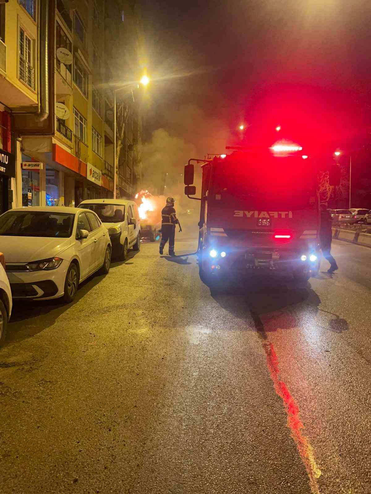 Bilecik’te park halindeki otomobil alev alev yandı
