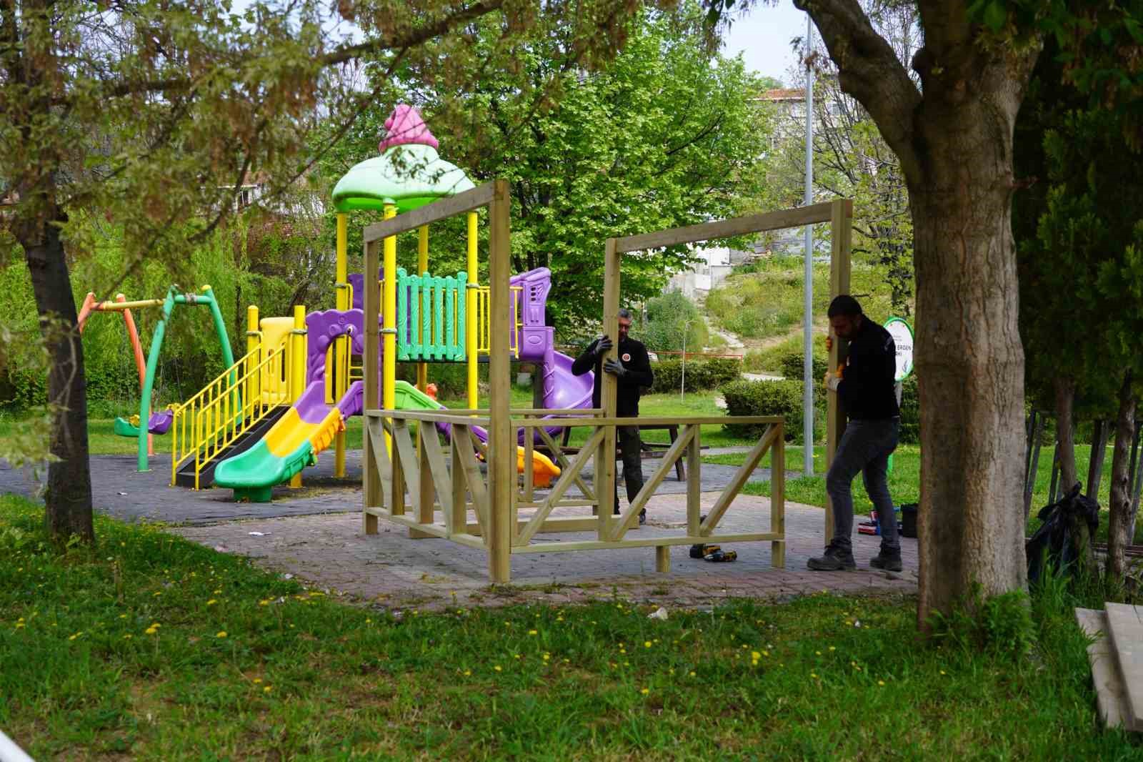 Bilecik’te park ve oyun alanlarına yeni kameriyeler yerleştirildi
