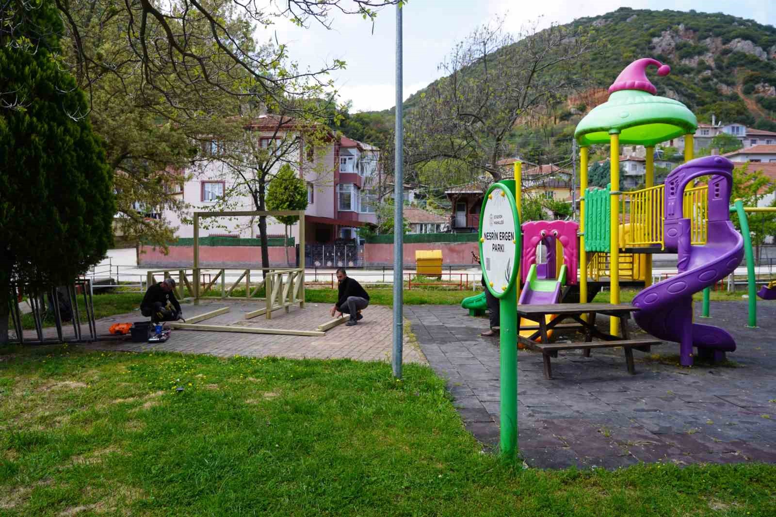 Bilecik’te park ve oyun alanlarına yeni kameriyeler yerleştirildi
