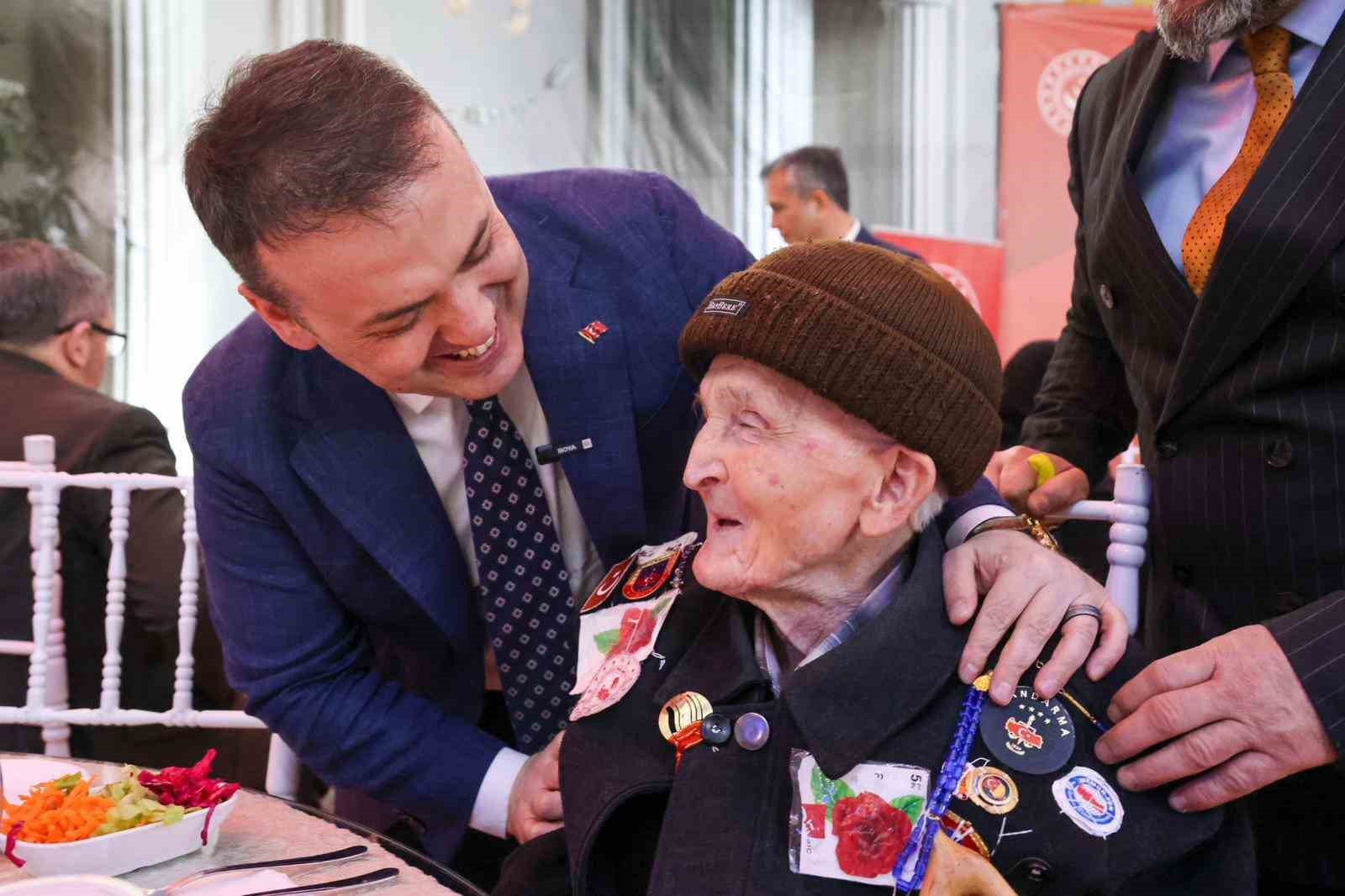 Bilecik’te şehit yakınlar ve gaziler, ’Büyük Aile Sofrası’nda buluştu
Bilecik’te şehit yakınlar ve gaziler, ’Büyük Aile Sofrası’nda buluştu