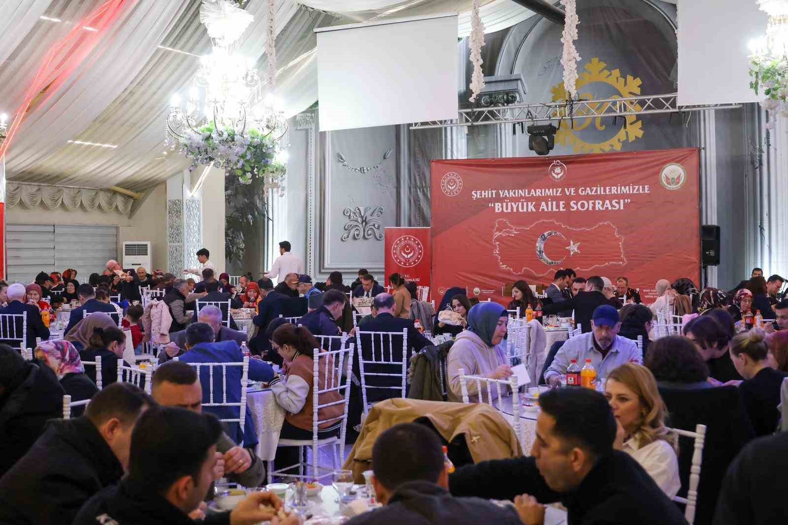 Bilecik’te şehit yakınlar ve gaziler, ’Büyük Aile Sofrası’nda buluştu
Bilecik’te şehit yakınlar ve gaziler, ’Büyük Aile Sofrası’nda buluştu