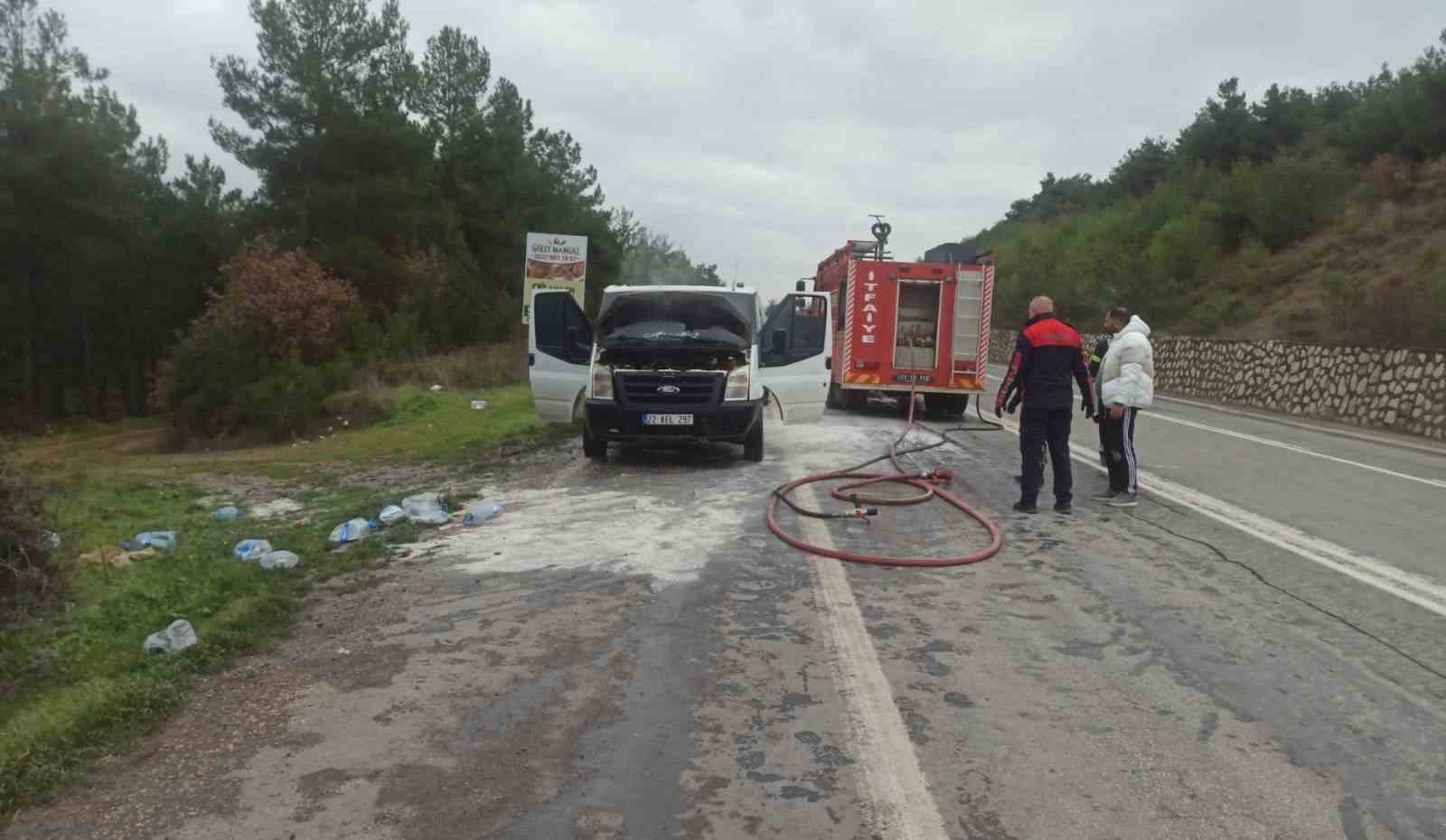 Bilecik’te seyir halindeki ticari araç bir anda alev aldı
