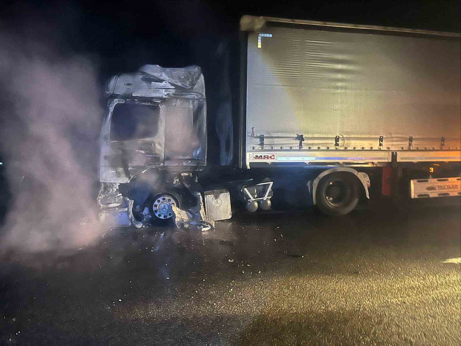 Bilecik’te seyir halindeki tır bir anda alev aldı
