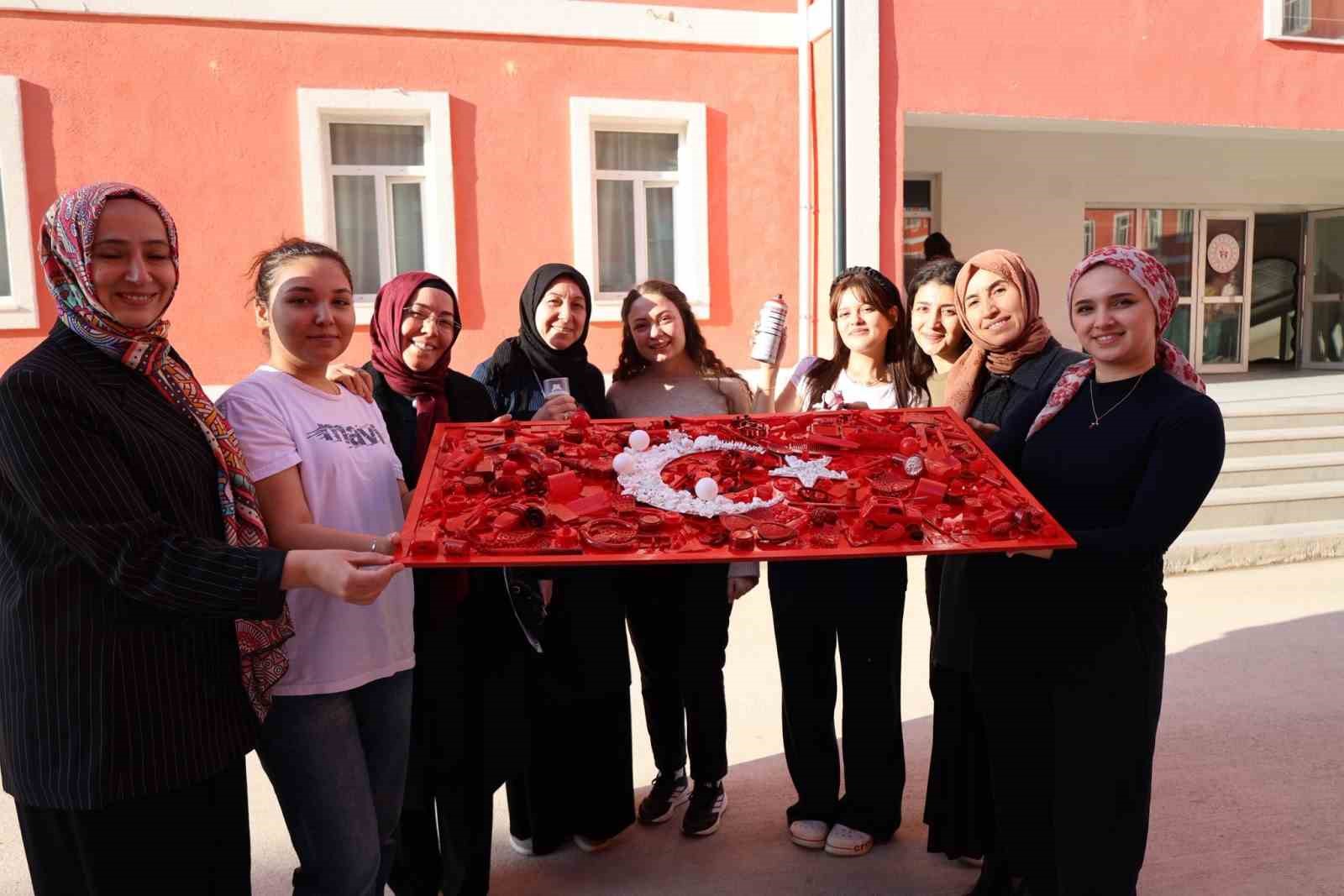 Bilecik’te sıfır atık etkinliğinde atıklarla Türk bayrağı oluşturuldu
