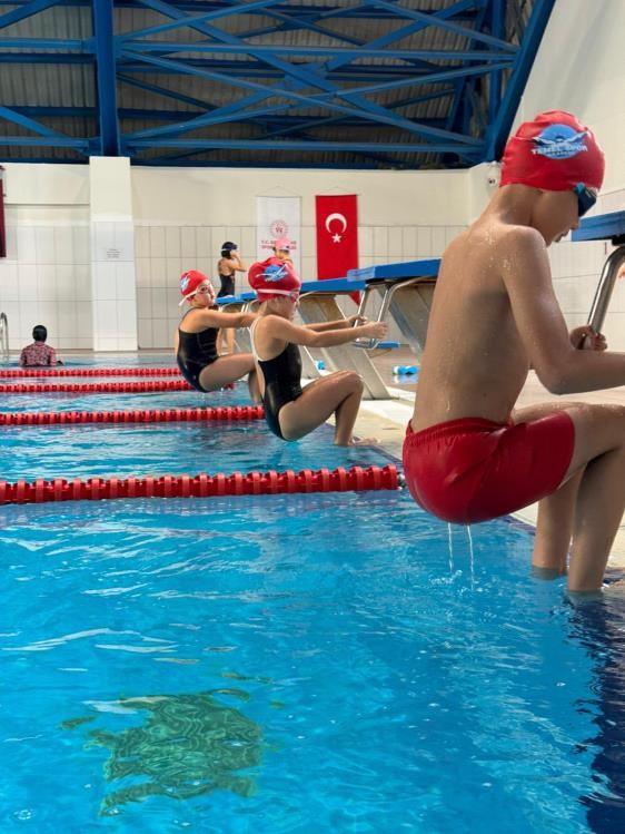 Bilecik’te spor okullarında yüzme antrenmanları aralıksız sürüyor
