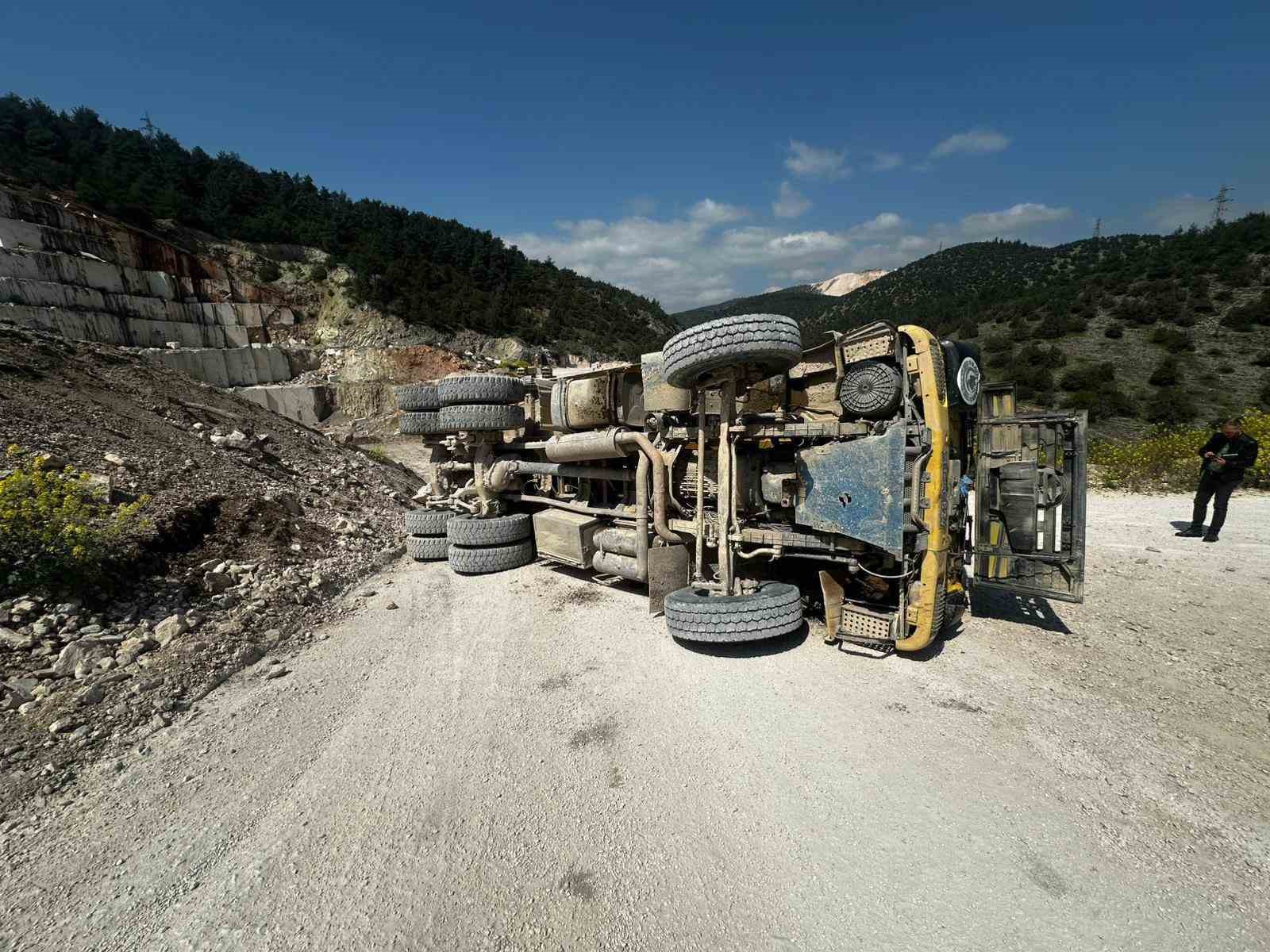 Bilecik’te taş yüklü kamyon devrildi: 2 yaralı
