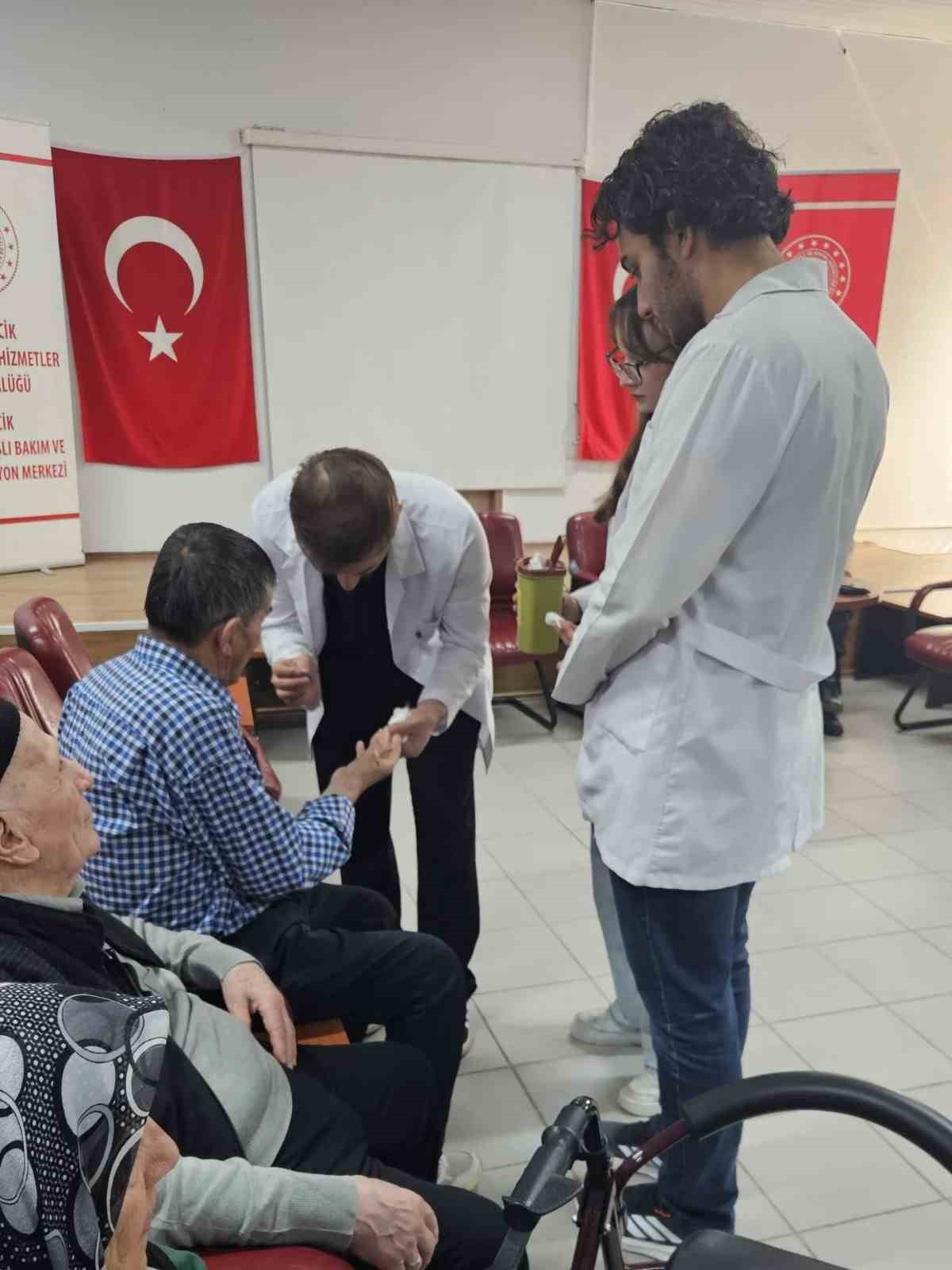 Bilecik’te tıp fakültesi öğrencilerinden huzurevine sağlık desteği
