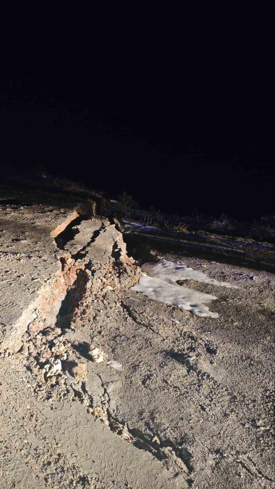 Bilecik’te yağış nedeniyle köy yolu çöktü
