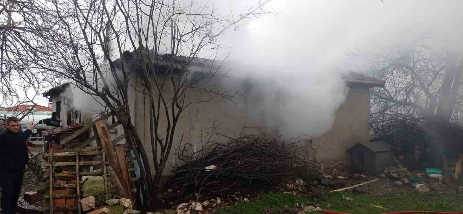 Bilecik’te yangın çıkan ev kullanılmaz hale geldi
