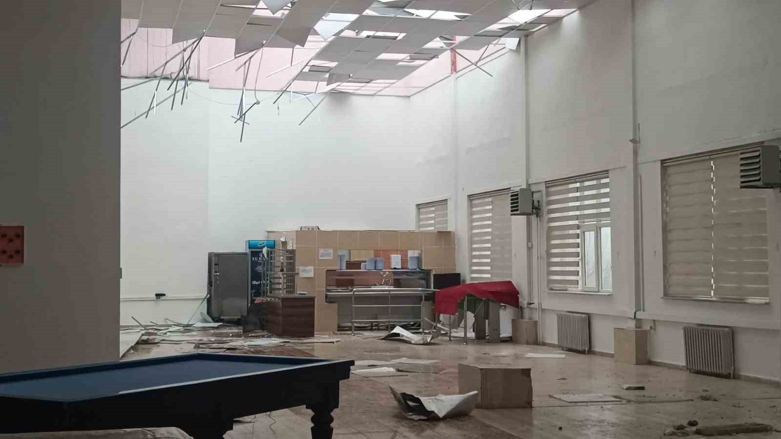 Bilecik’te yaşanan fırtınada çatılar uçtu, ağaçlar devrildi
