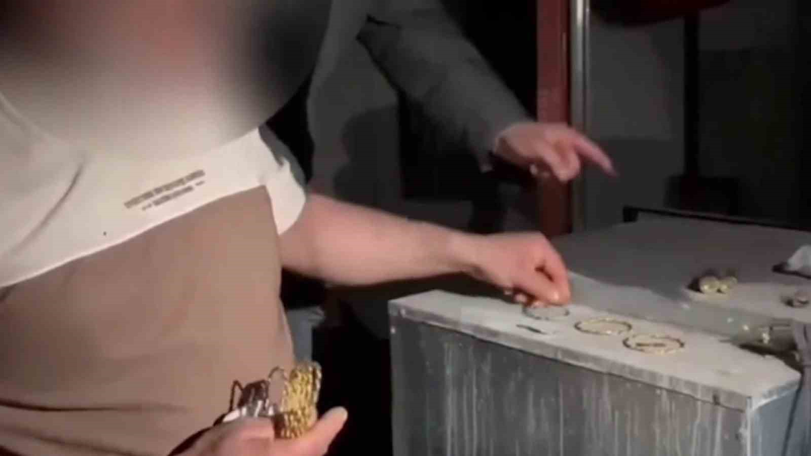 Bilezikler için anneyi ve oğlunu öldüren katil morga gidip, olayı gerçekleştirenleri gördüğünü söylemiş
