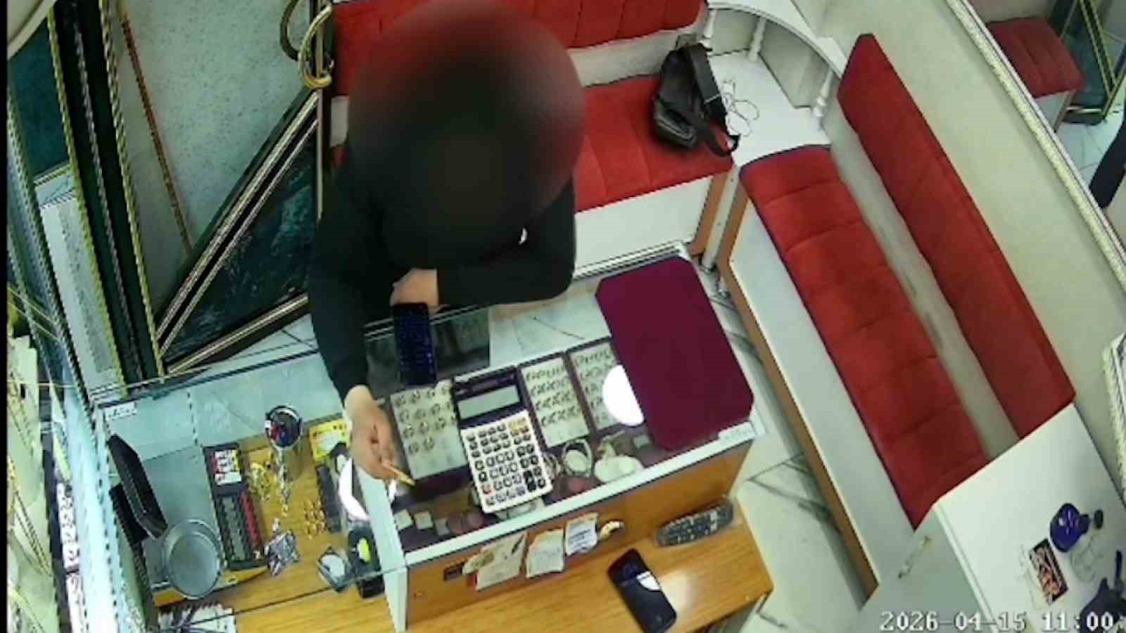 Bilezikler için anneyi ve oğlunu öldüren katil morga gidip, olayı gerçekleştirenleri gördüğünü söylemiş
