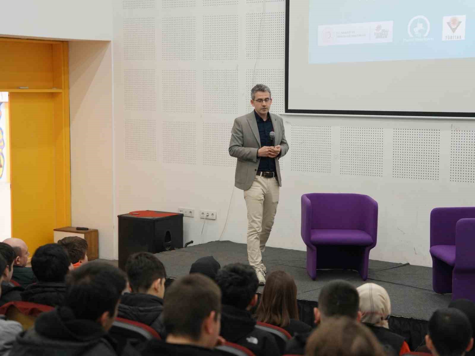 Bilim Merkezinde dronlar ve kullanımı söyleşisi
