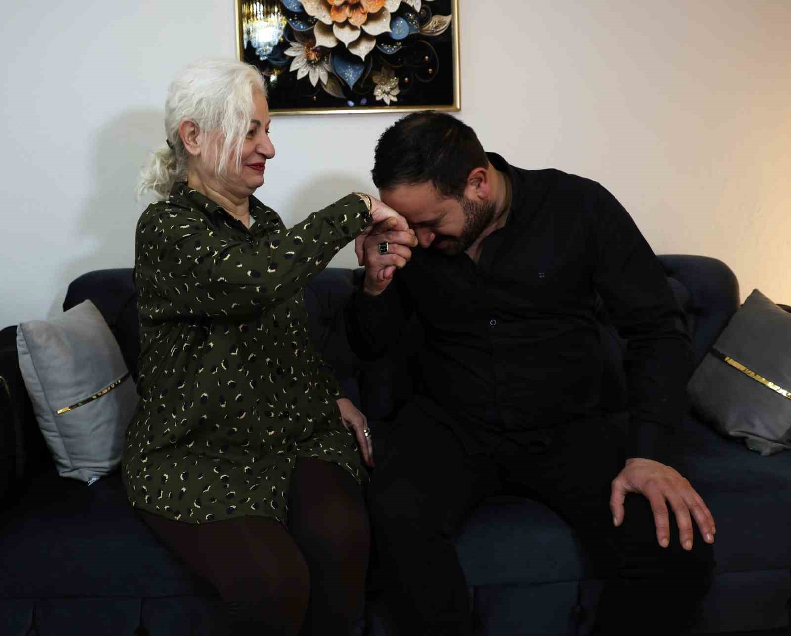 Bilinci kapanan anne, oğlundan aldığı karaciğerle yaşama tutundu
Bilinci kapanan anne, oğlundan aldığı karaciğerle yaşama tutundu