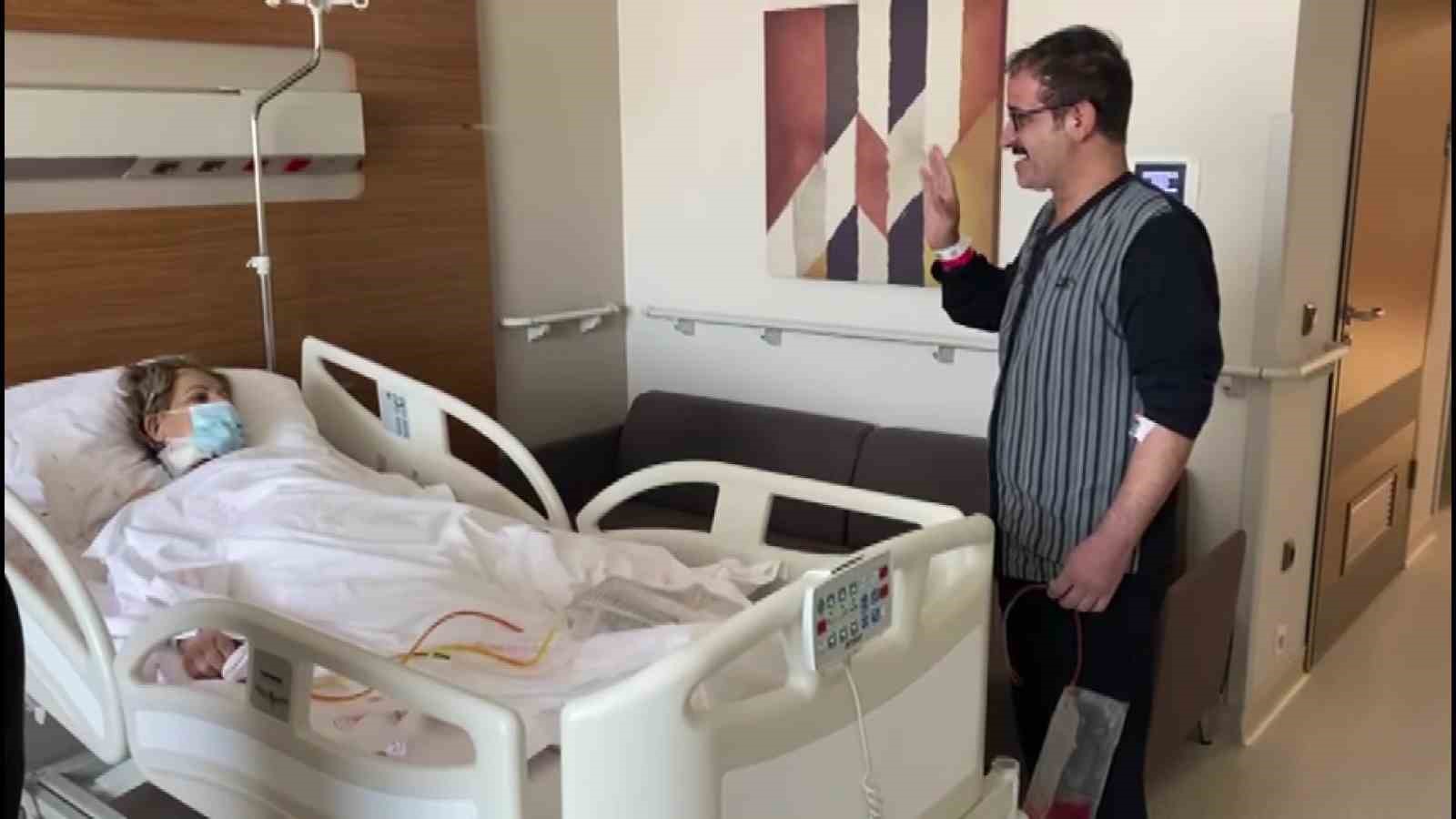 Bilinci kapanan anne, oğlundan aldığı karaciğerle yaşama tutundu
Bilinci kapanan anne, oğlundan aldığı karaciğerle yaşama tutundu