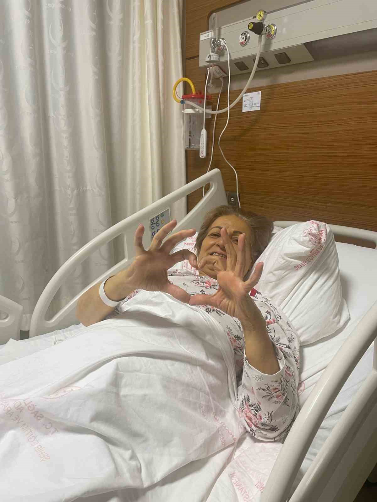 Bilinci kapanan anne, oğlundan aldığı karaciğerle yaşama tutundu
Bilinci kapanan anne, oğlundan aldığı karaciğerle yaşama tutundu