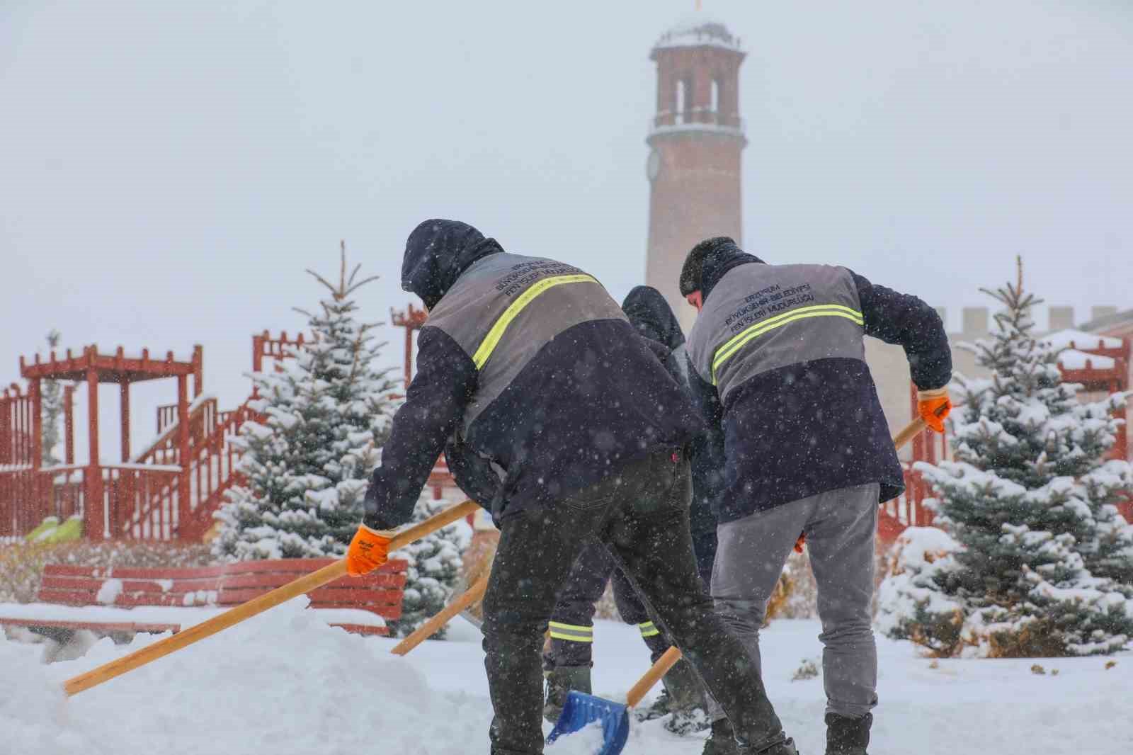 Bin 200 personel ve 400 araç sahada karla mücadele yapıyor
