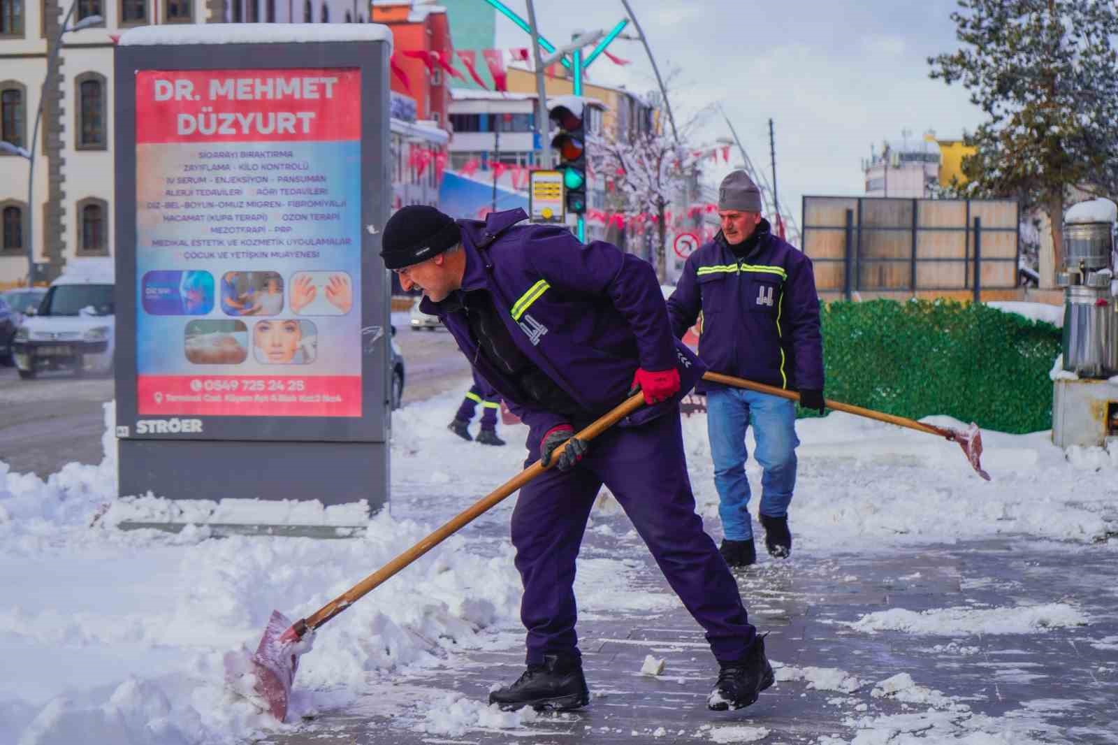 Bin 200 personel ve 400 araç sahada karla mücadele yapıyor
