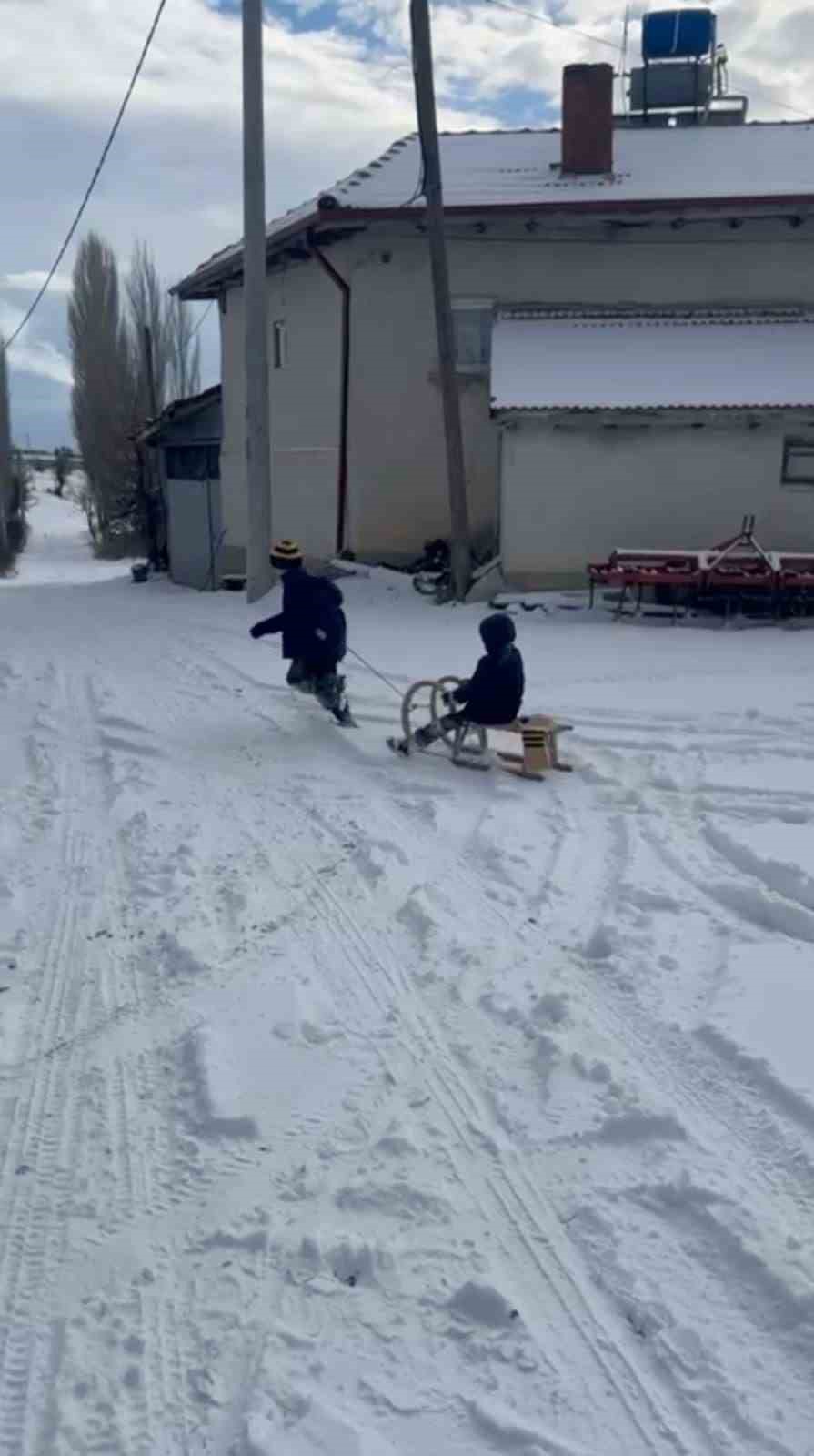Bin 430 rakımlı köyde kar tatili yapan çocukların kızak keyfi
