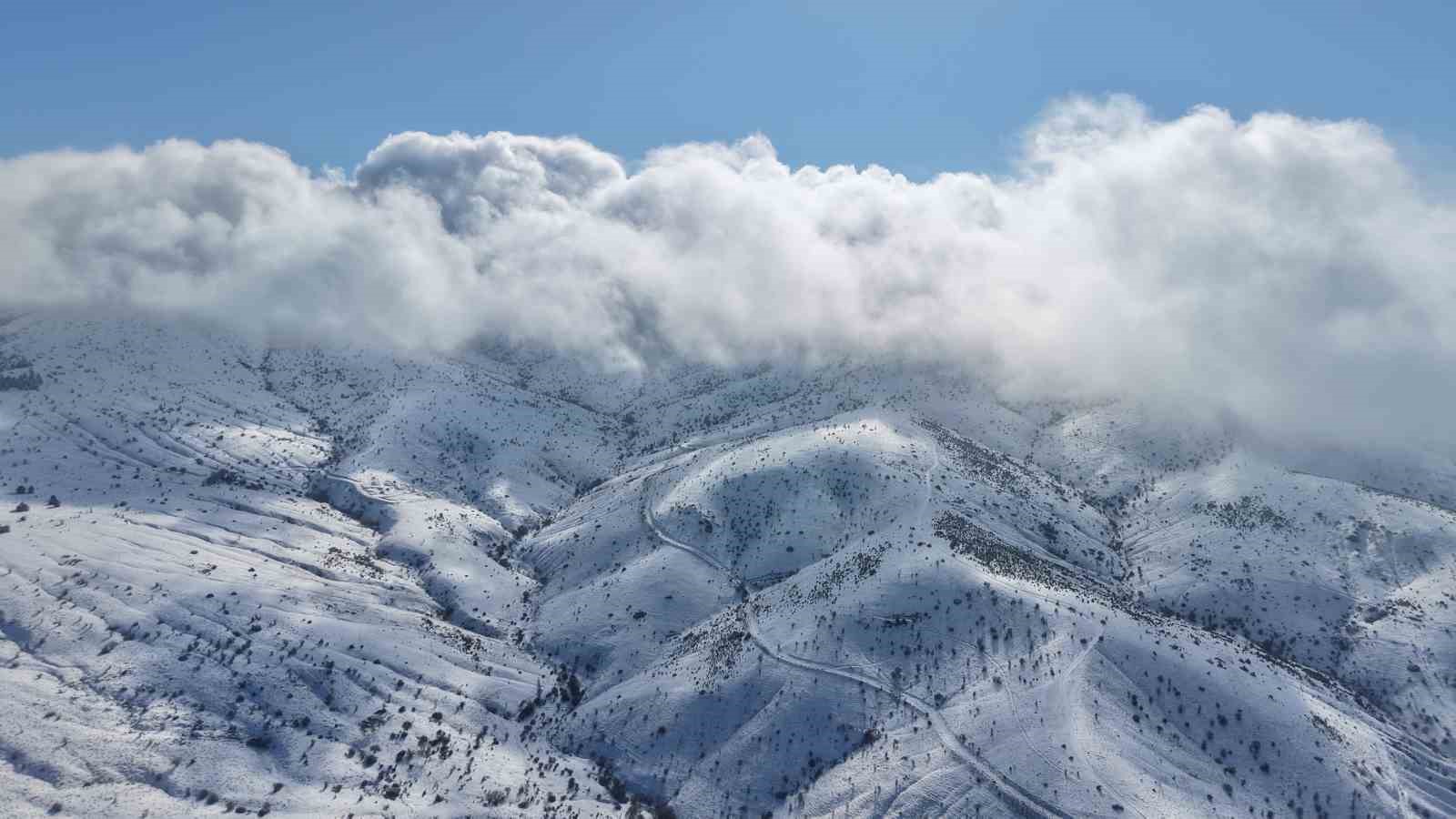 Bin 744 rakımlı Dinek Dağı’nda kartpostallık kış manzarası: Yeni yılın ilk gününde kar sevinci yaşandı
