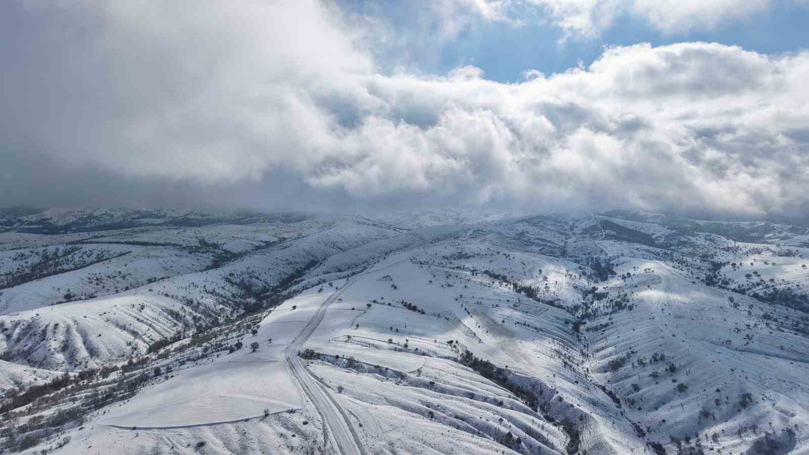 Bin 744 rakımlı Dinek Dağı’nda kartpostallık kış manzarası: Yeni yılın ilk gününde kar sevinci yaşandı
