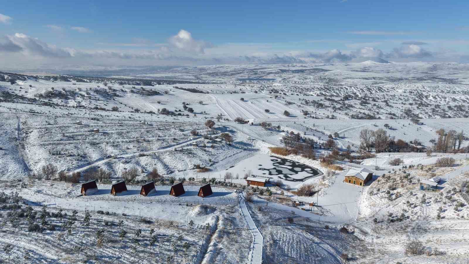 Bin 744 rakımlı Dinek Dağı’nda kartpostallık kış manzarası: Yeni yılın ilk gününde kar sevinci yaşandı
