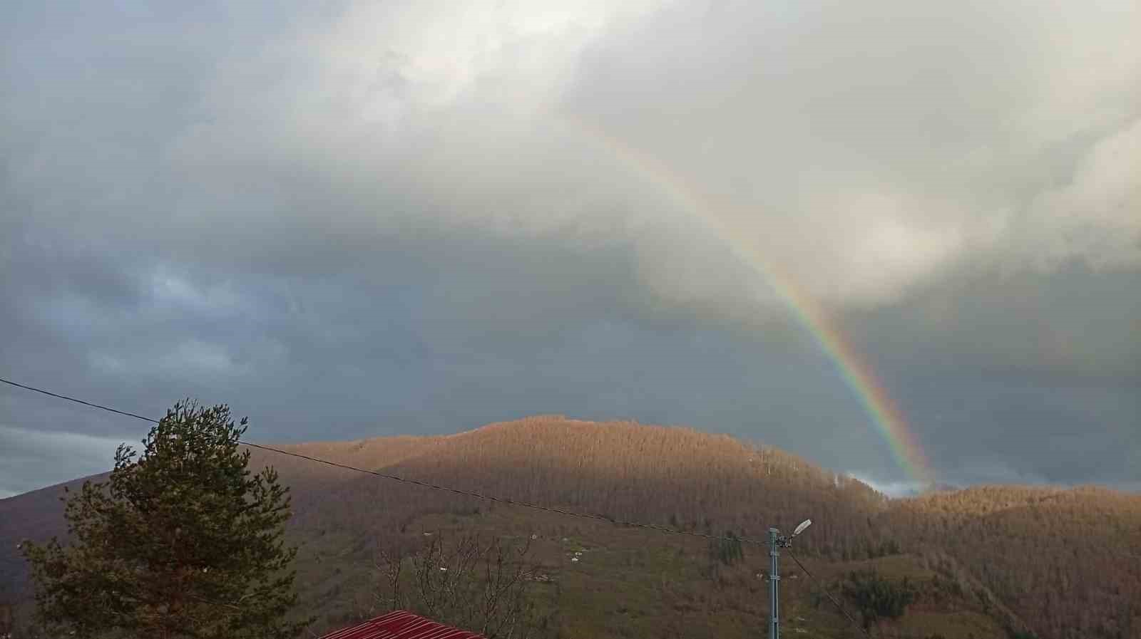 Bin rakımda oluşan gökkuşağı hayran bıraktı

