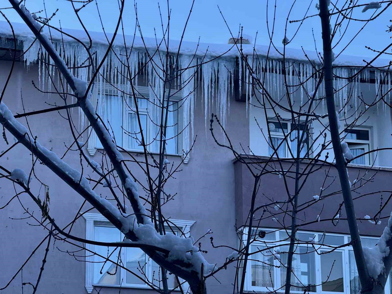 Bina çatılarındaki dev buz sarkıtları tehlike saçıyor
