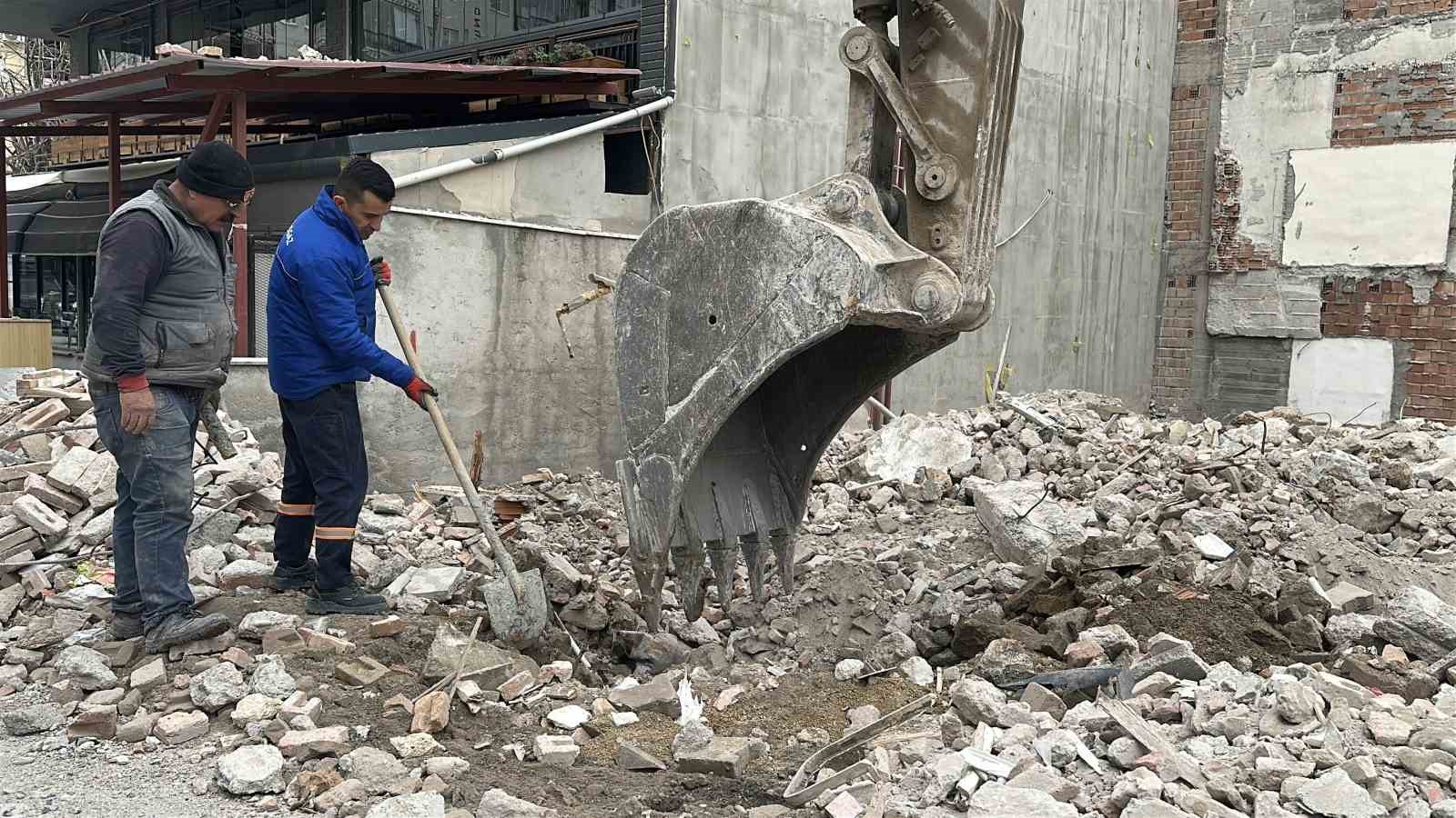 Bina yıkımı sırasında doğal gaz borusundan sızıntı meydana geldi
