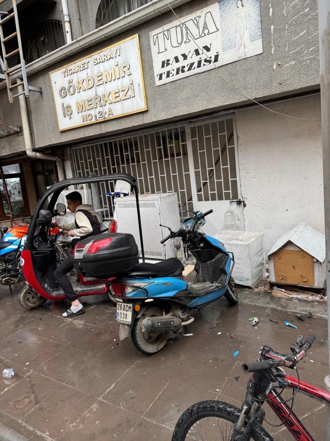 Binadan dökülen parçalar aşağıdaki motosikletlere zarar verdi
