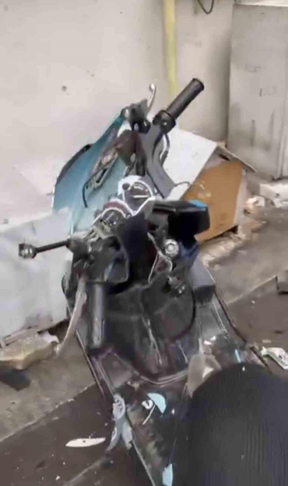 Binadan dökülen parçalar aşağıdaki motosikletlere zarar verdi
