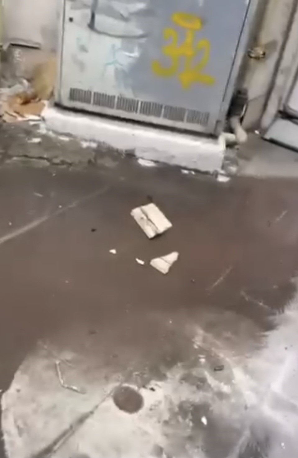 Binadan dökülen parçalar aşağıdaki motosikletlere zarar verdi
