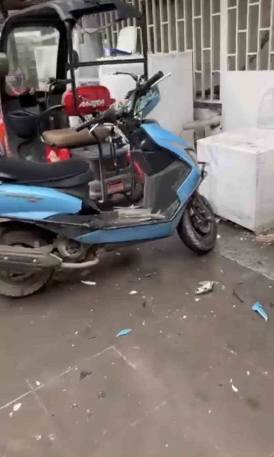 Binadan dökülen parçalar aşağıdaki motosikletlere zarar verdi
