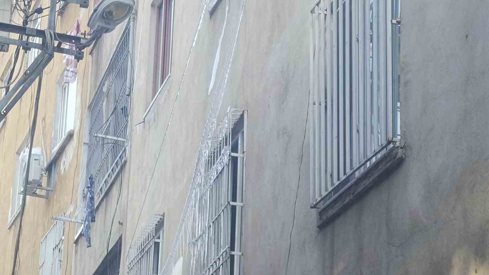 Binadan sarkan buzlar tehlike saçıyor
