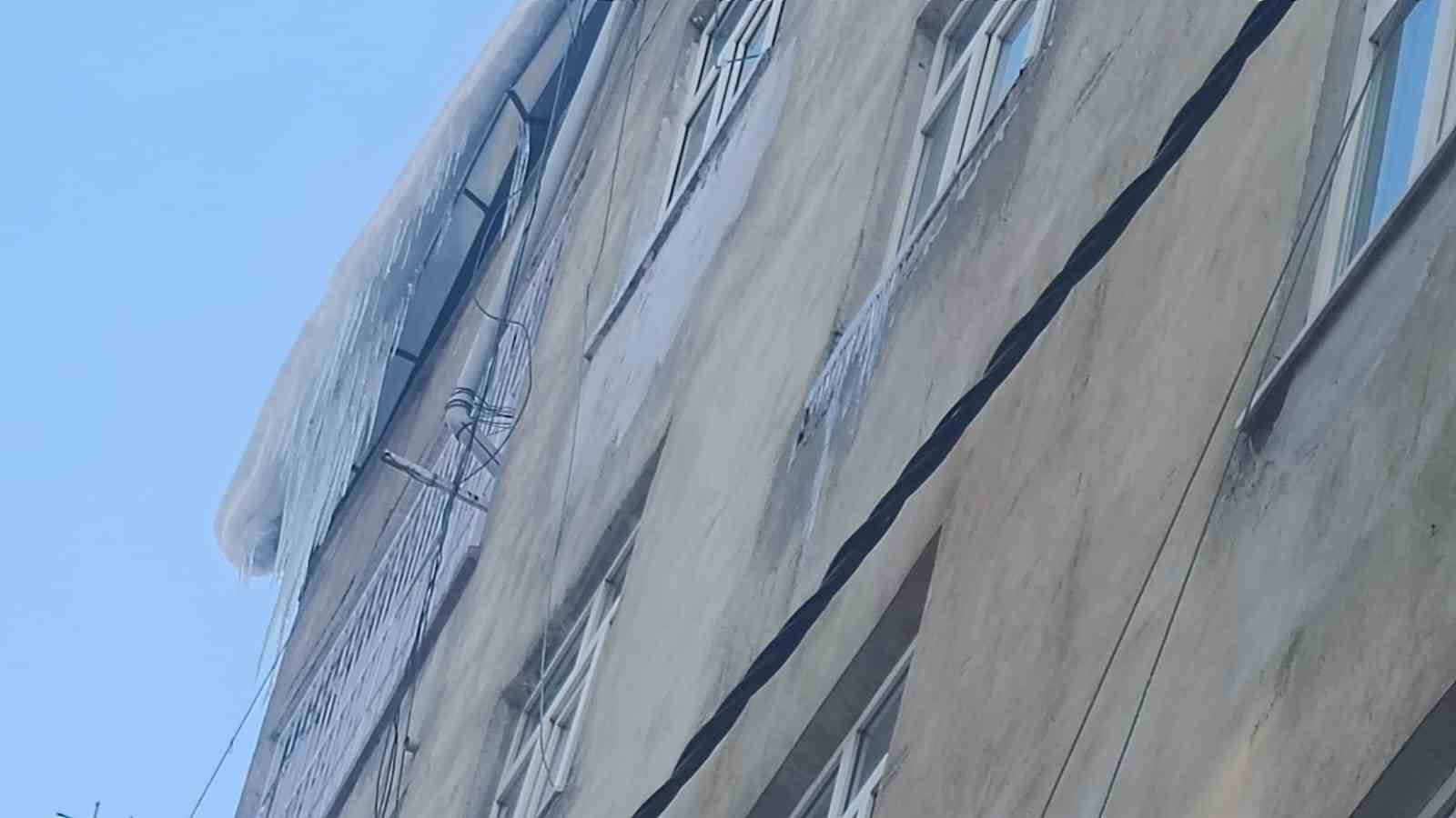 Binadan sarkan buzlar tehlike saçıyor
