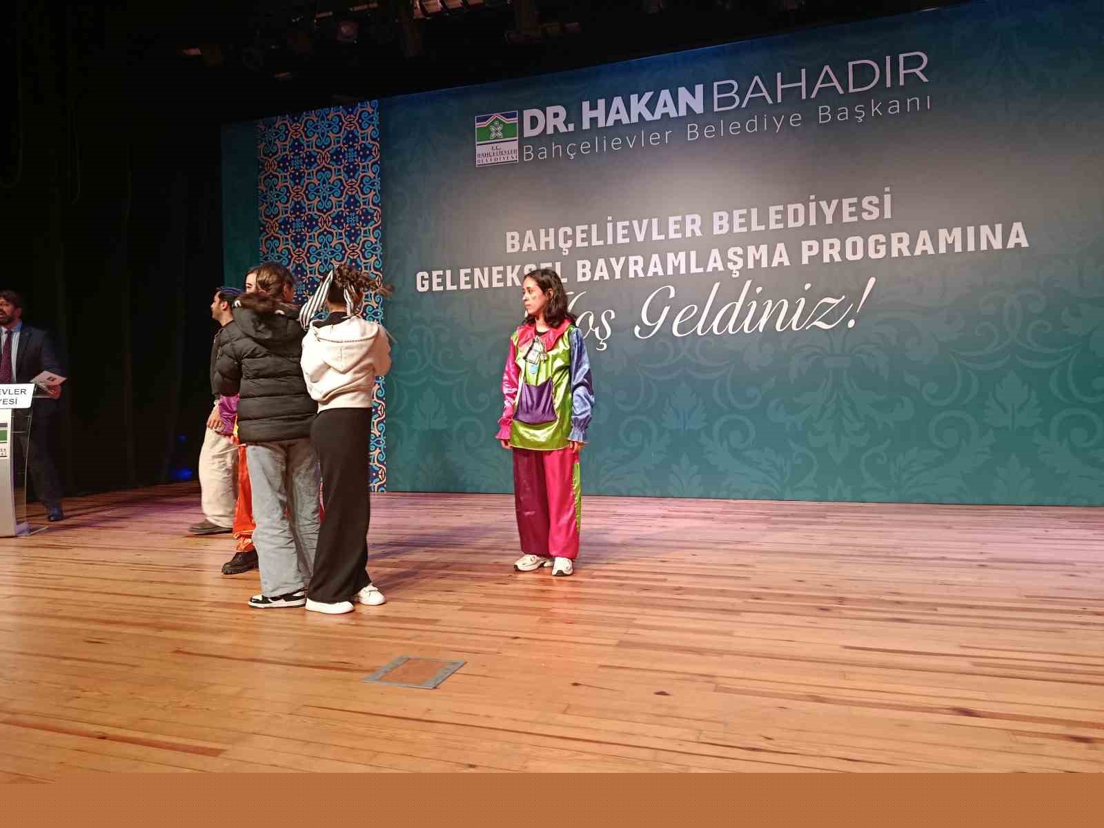 Binali Yıldırım: "Türkiye silah sanayisiyle, ekonomisiyle, her şeyden önce vatan sevgisiyle hercümerç olmuş bir milletin ülkesidir"
