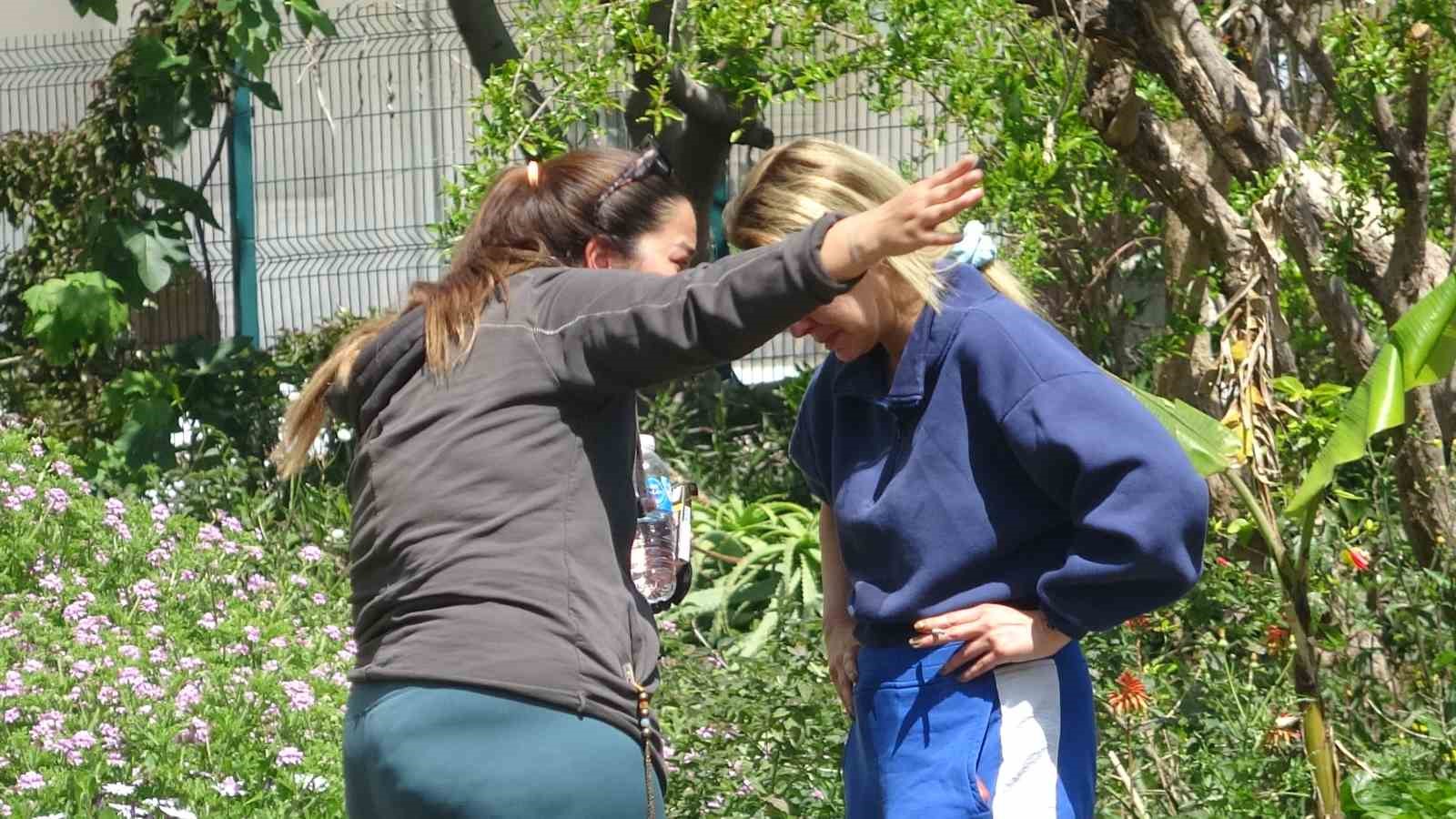 Binanın teras katında çıkan yangında yaşlı bina sakinleri, kapıları çalan kuryelerin yardımıyla tahliye edildi
