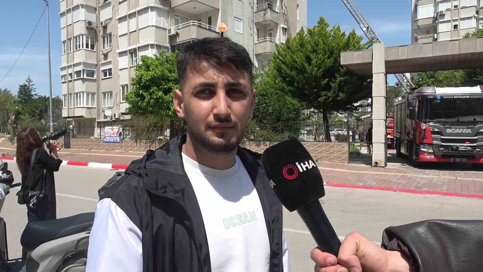 Binanın teras katında çıkan yangında yaşlı bina sakinleri, kapıları çalan kuryelerin yardımıyla tahliye edildi
