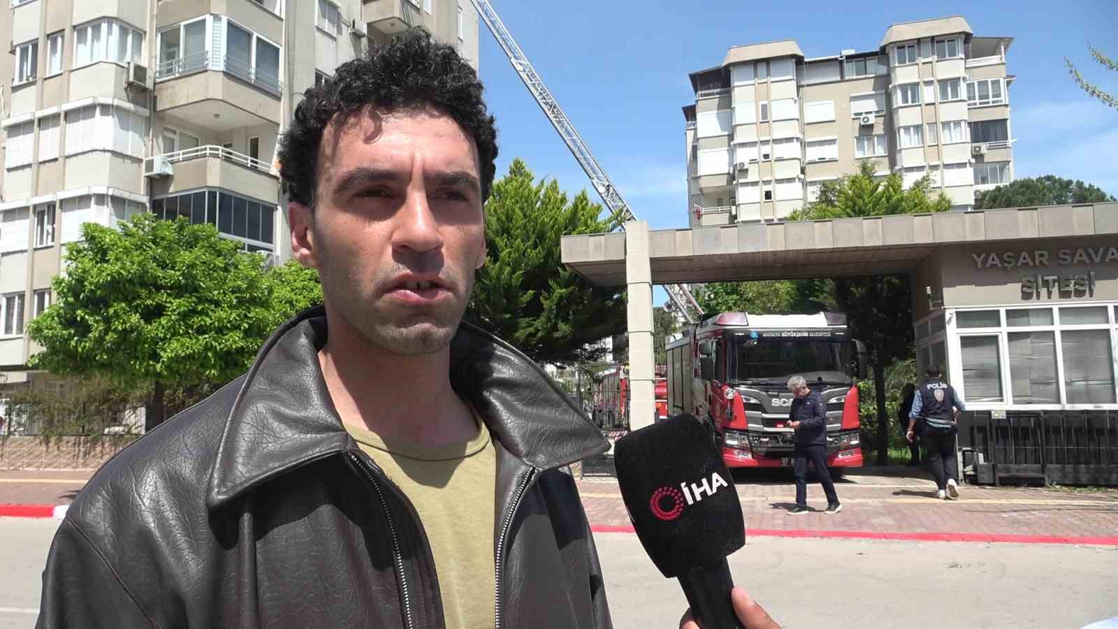 Binanın teras katında çıkan yangında yaşlı bina sakinleri, kapıları çalan kuryelerin yardımıyla tahliye edildi
