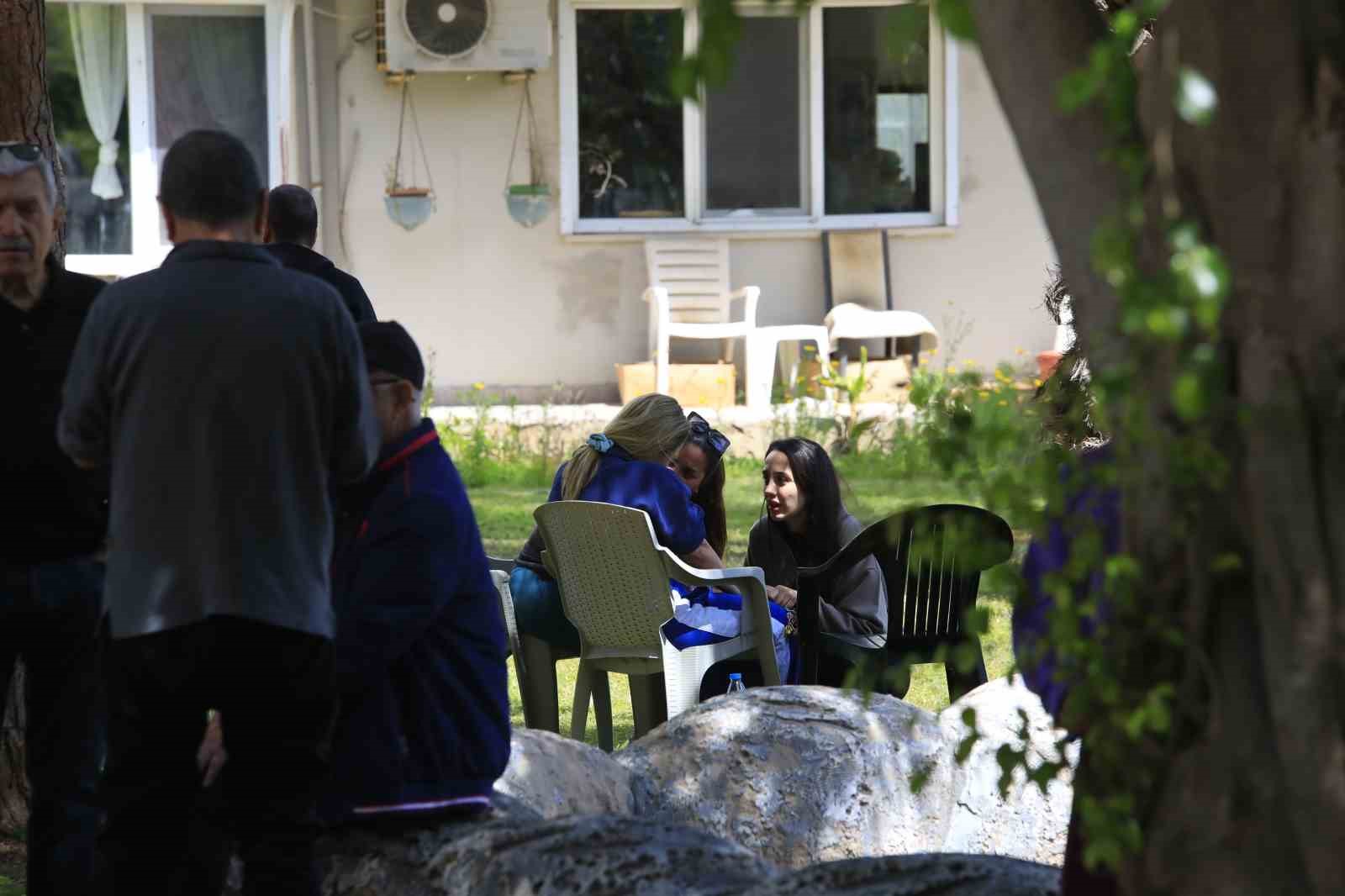 Binanın teras katında çıkan yangında yaşlı bina sakinleri, kapıları çalan kuryelerin yardımıyla tahliye edildi
