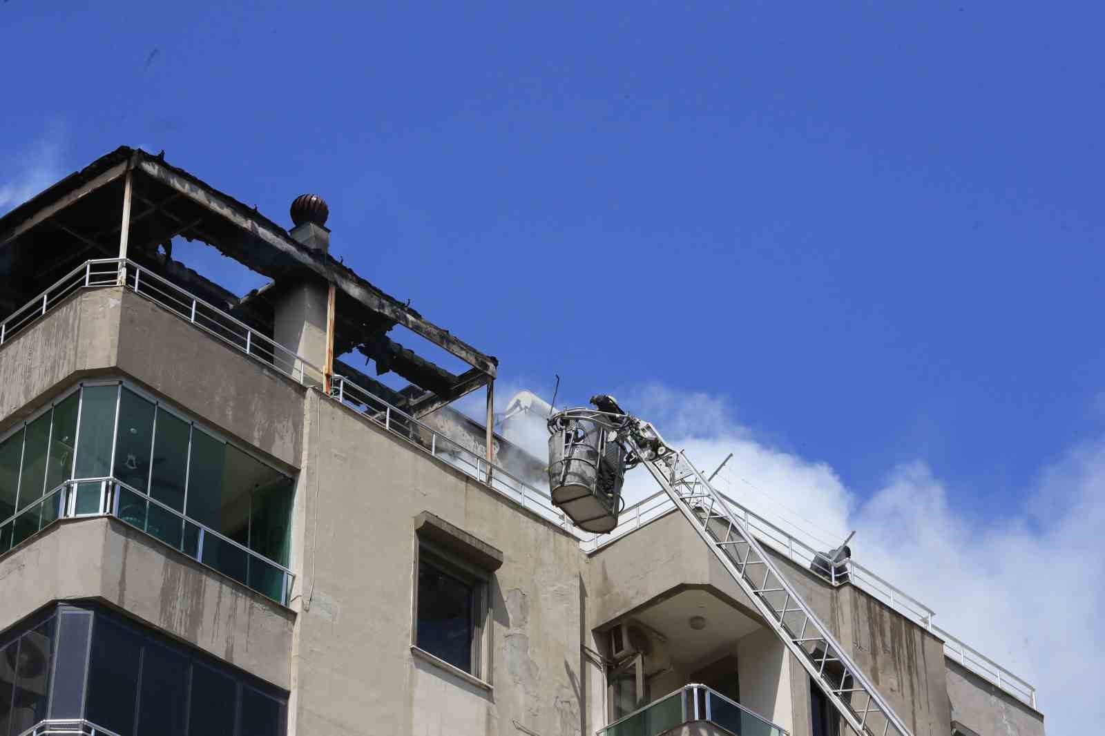 Binanın teras katında çıkan yangında yaşlı bina sakinleri, kapıları çalan kuryelerin yardımıyla tahliye edildi
