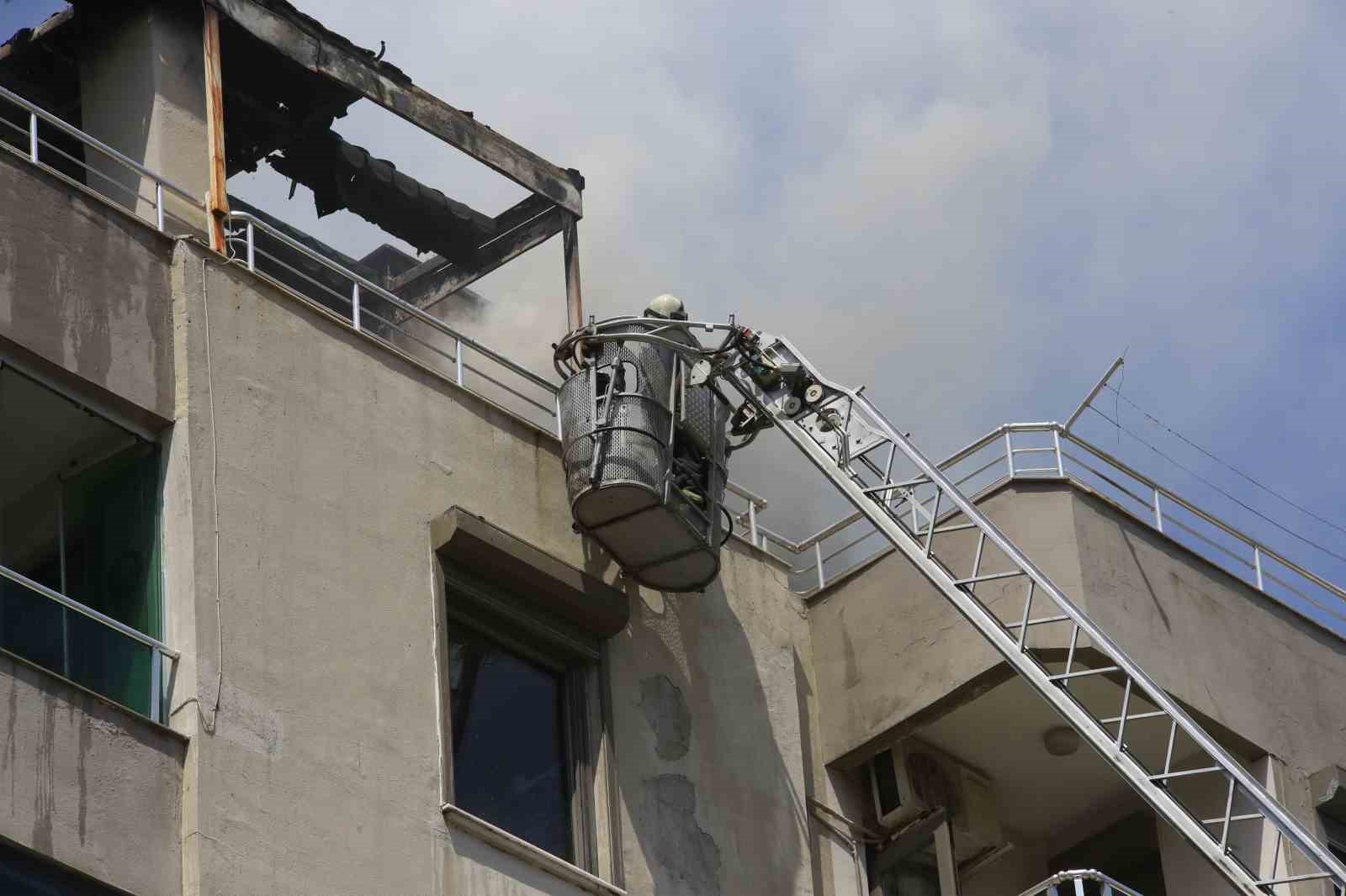 Binanın teras katında çıkan yangında yaşlı bina sakinleri, kapıları çalan kuryelerin yardımıyla tahliye edildi
