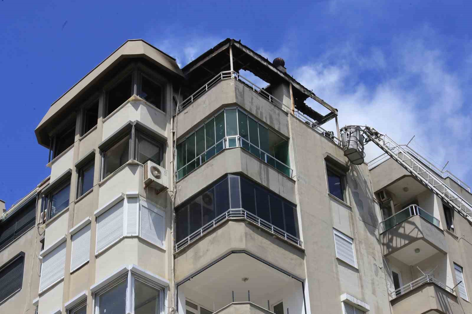 Binanın teras katında çıkan yangında yaşlı bina sakinleri, kapıları çalan kuryelerin yardımıyla tahliye edildi
