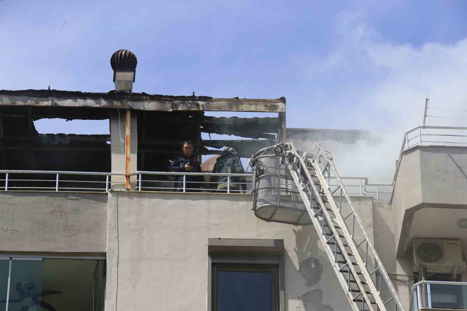 Binanın teras katında çıkan yangında yaşlı bina sakinleri, kapıları çalan kuryelerin yardımıyla tahliye edildi
