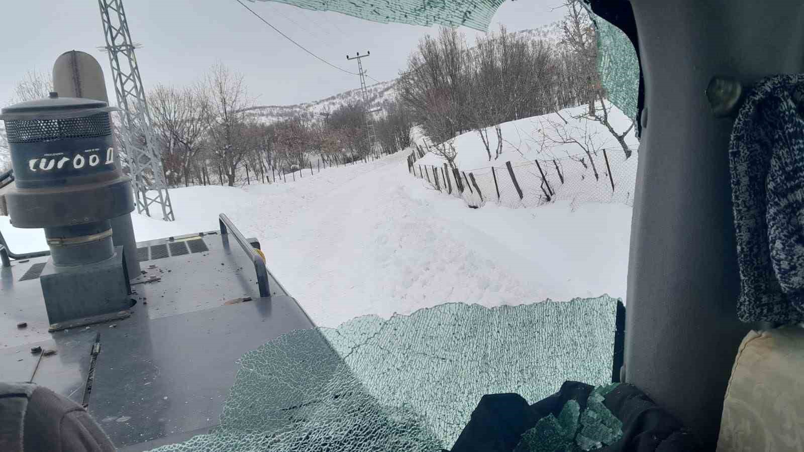 Bingöl’de ahır yolunu açmadılar diye iş makinesine saldırdılar
Bingöl’de ahır yolunu açmadılar diye iş makinesine saldırdılar