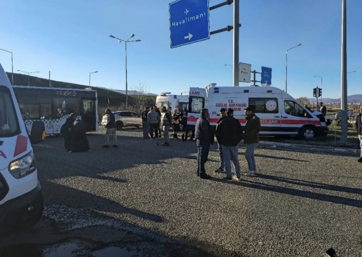 Bingöl’de ambulans ile hafif ticari araç çarpıştı: 5 yaralı
