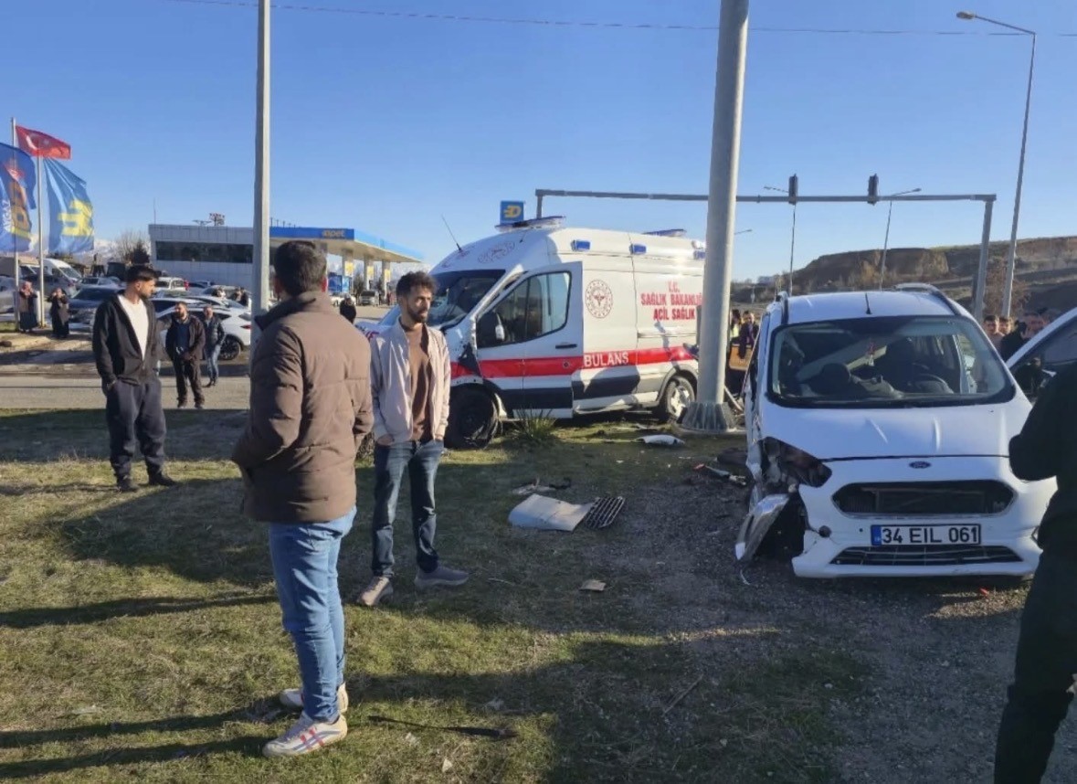 Bingöl’de ambulans ile hafif ticari araç çarpıştı: 5 yaralı
