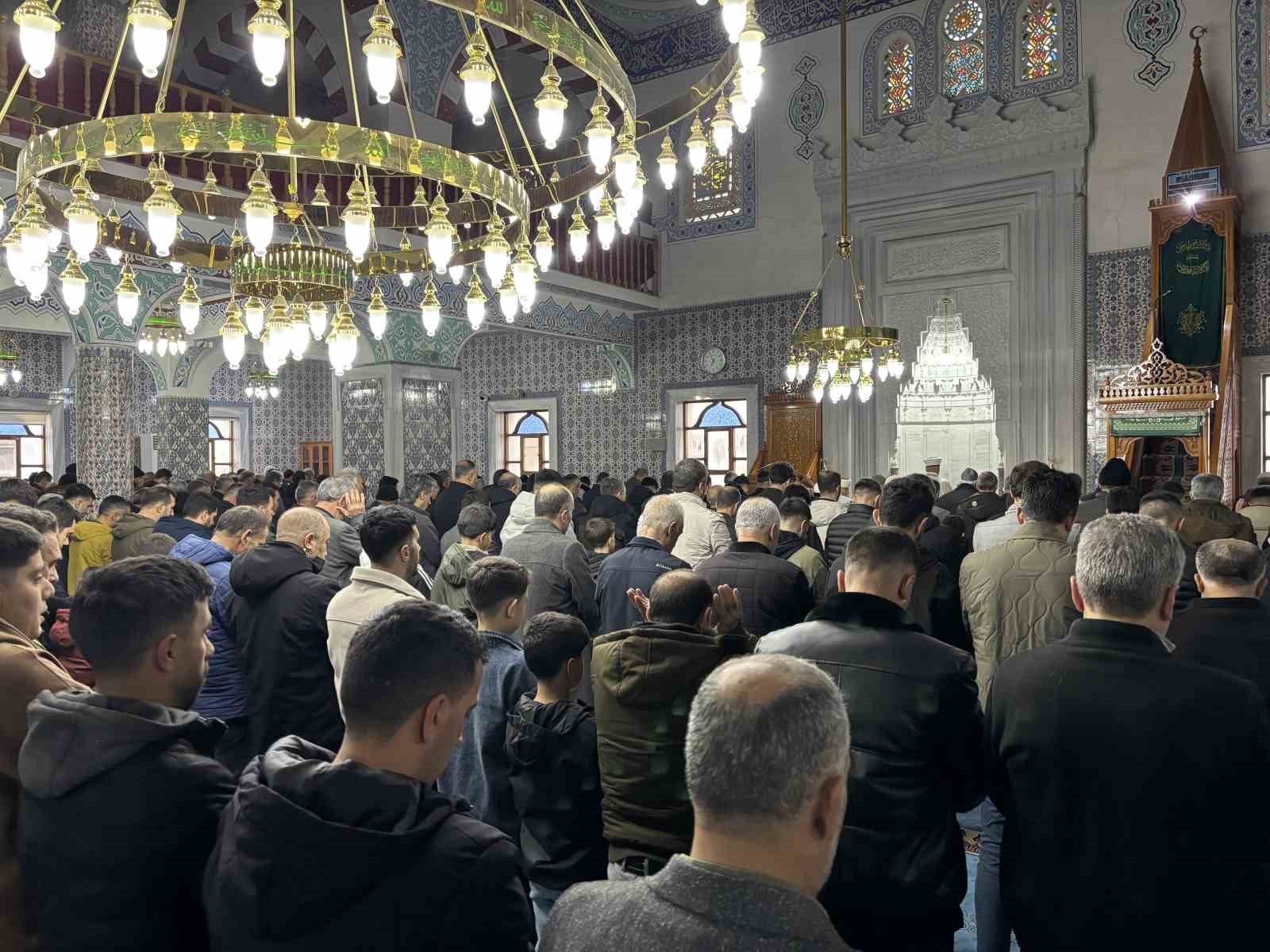 Bingöl’de bayram namazı kılındı
